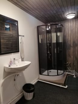 Kylpyhuone ja puupaneeliseinät